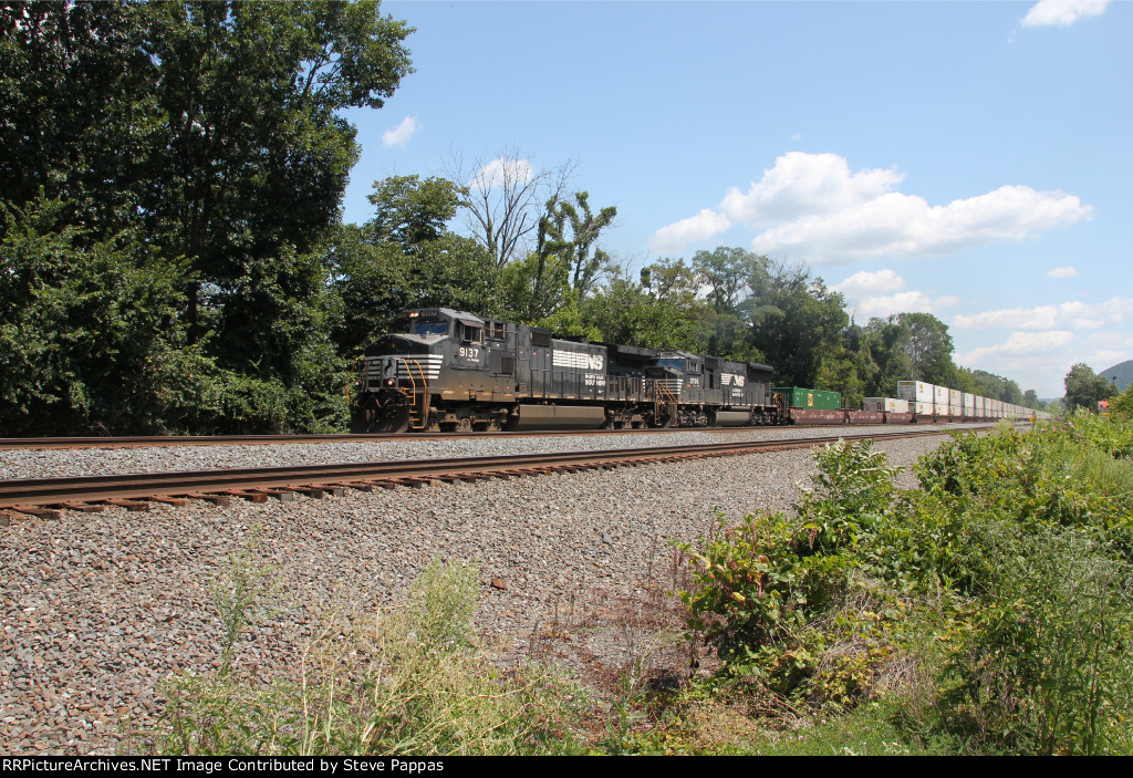 NS 9137 takes train 23Z through Duncannon PA, MP116